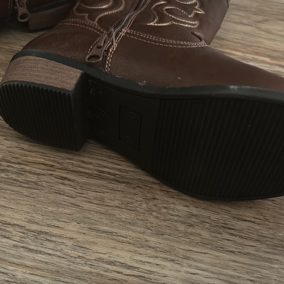 Brown Poly Cowgirl boots - Picture 2 of 3